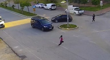 Yola fırlayan çocuğa ticari araç çarptı: Feci kaza kamerada