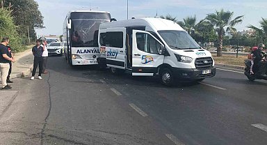 Yolcu otobüsü ile tur minibüsü çarpıştı: 1'i turist 2 yaralı