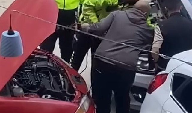 Yolda kalan otomobilin imdadına trafik polisleri yetişti