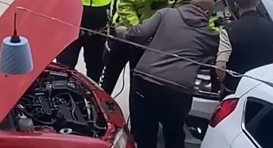 Yolda kalan otomobilin imdadına trafik polisleri yetişti