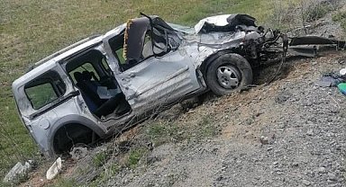 Yoldan çıkan hafif ticari araç şarampole uçtu:1 ölü