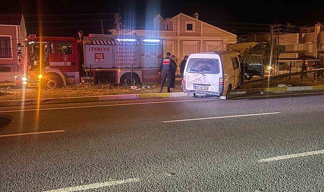 Yoldan çıkıp elektrik direğine çarpan minibüste can pazarı