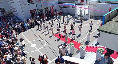 Yöresel yemek tanıtımı eşliğinde mezuniyet töreni