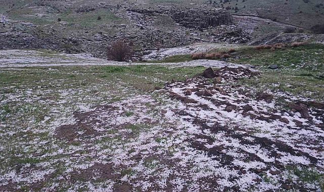 Yozgat'ta dolu yağışı yüksek kesimleri beyaza bürüdü