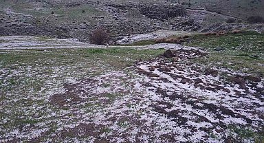 Yozgat'ta dolu yağışı yüksek kesimleri beyaza bürüdü