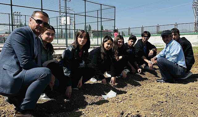 Yüksekova'da öğrenciler kendi sebzelerini yetiştiriyor
