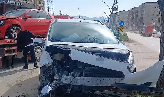 Yüksekova'da otomobille hafif ticari araç çarpıştı: 2 yaralı