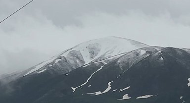 Yüksekova'da sağanak ve kar yağışı etkili oldu
