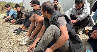 Yunanistan güvenlik güçleri aralarından çocukların ve kadınların olduğu 18 göçmene eziyet etti