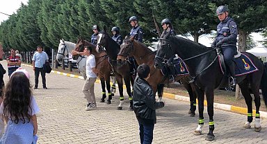 Yunus'un diyarına gelen atlı Jandarmalar, vatandaşların ilgisini topladı