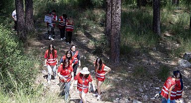 Yunusemre Belediyesi üniversitelilerle ormanda çöp topladı