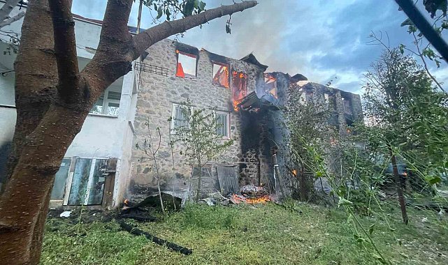 Yusufeli'nde iki katlı ahşap evde çıkan yangın evi küle çevirdi