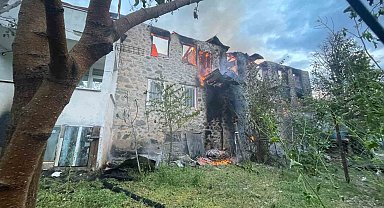 Yusufeli'nde iki katlı ahşap evde çıkan yangın evi küle çevirdi