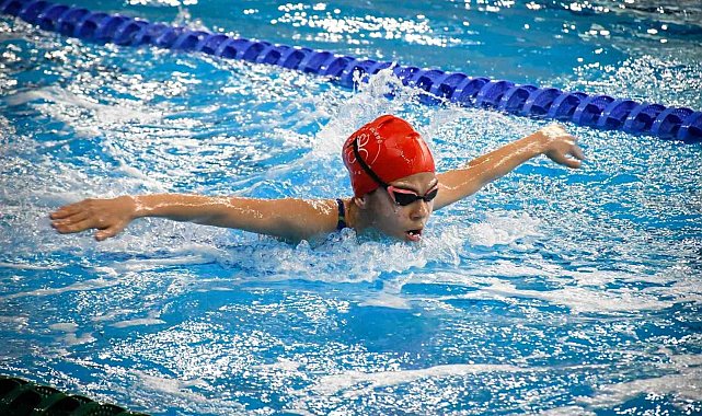 Yüzmede yıldızlar şampiyonluk için kulaç attı