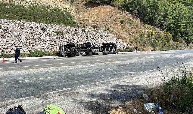 Zift yüklü tankeri taşıyan tır devrildi: 1 kişi yaralandı