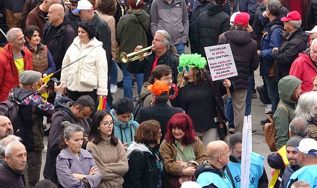 Zonguldak'ta işçiler 1 Mayıs kortejini demir kaynağı yaparken izledi