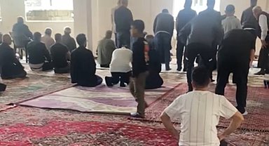 10 yıl sonra ilk namaz: Yarım yamalak camide bayram coşkusu