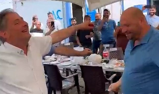 100 gündür maaş ödemeyen belediye başkanı 'Erik Dalı' eşliğinde göbek attı