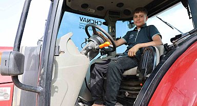 14 yaşındaki ortaokul öğrencisi Muhammet Efe tek başına 300 dönüm arazide üretim yapıyor