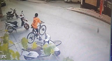 2 bisikletin 40 saniyede çalındığı anlar güvenlik kamerasında