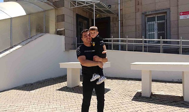 3 buçuk yaşındaki Egehan'ın Cuma hutbesinde imamla yan yana durdu o anlar izleyenleri gülümsetti