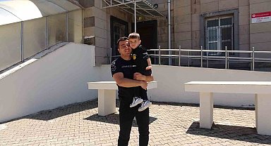 3 buçuk yaşındaki Egehan'ın Cuma hutbesinde imamla yan yana durdu o anlar izleyenleri gülümsetti