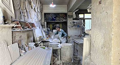 37 yıldır alçıyı sanat eserine dönüştürüyor