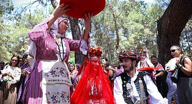 4. Uluslararası Yörük Türkmen Festivali'nde genç çifte yörük gelenekleriyle kına töreni