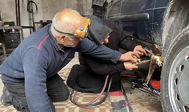40 yıllık eşinin dağ gibi arkasında durdu: Sanayinin tek kadın çırağı 25 yıldır usta eşine çıraklık yapıyor