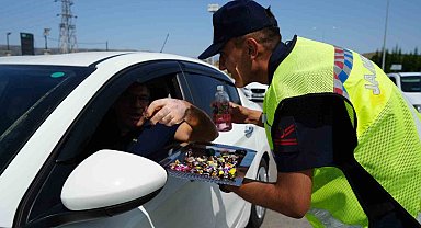 43 ilin geçiş güzergahında bayram hareketliliği: Uygulama noktalarında şeker ve kolonya ikram edildi