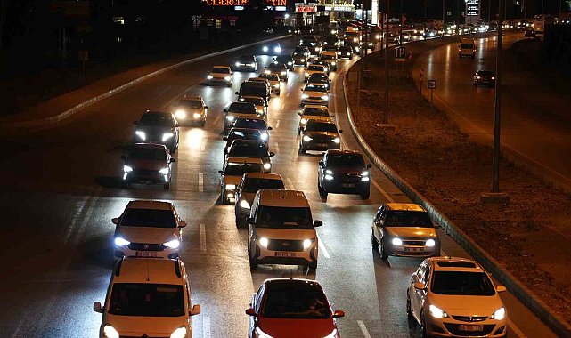 43 ilin geçiş güzergahında gece yarısı trafik yoğunluğu böyle görüntülendi