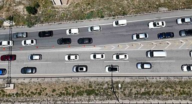 43 ilin geçiş güzergahında trafik yoğunluğu yeniden arttı: Tatilcilerin dönüş yolculuğu sürüyor