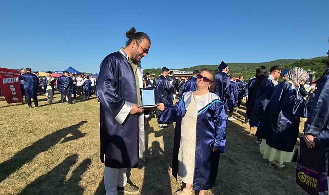 59 yaşındaki Hatice Gülbezer birincilikle üniversiteyi bitirdi
