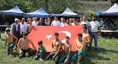 6 asırlık gelenek yaşatıldı: Düğün ve güreş coşkusu bir arada