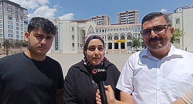 6 üniversite bitiren baba, kızıyla aynı sınıfta, oğluyla aynı okulda sınava girdi