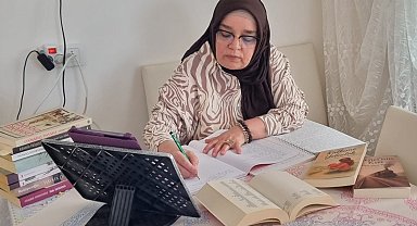 60'ından sonra üniversite mezunu oldu, şimdi iki kitapla okurlarıyla buluşuyor