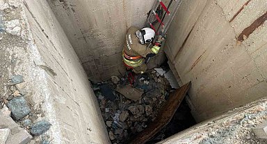 7 metrelik su kuyusuna düşen kediyi itfaiye kurtardı