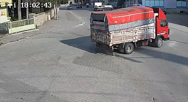 Açık kamyonet kasası kapağı yüzünden 15 yaşındaki kızın hayatını kaybettiği kaza kamerada