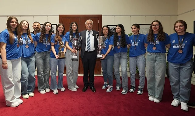 Adana Büyükşehir U18 Kız Basketbol Takımı Türkiye 3'üncüsü
