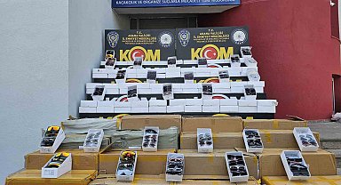 Adana'da 14 milyonluk kaçak güneş gözlüğü ve telefon ele geçirildi