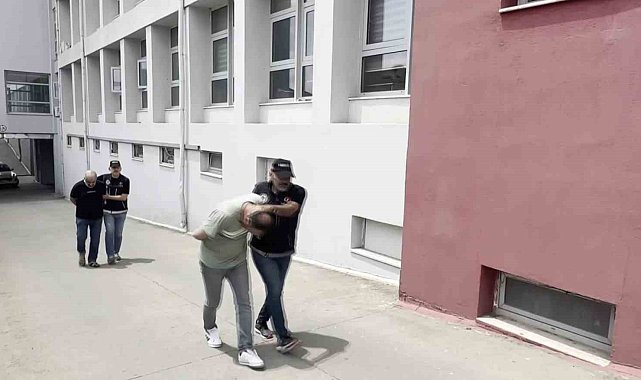 Adana'da 'satmıyoruz, kullanıyoruz' diyen 2 torbacı tutuklandı