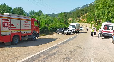 Adana'da ambulans ile otomobil çarpıştı: 1 ölü, 4 yaralı
