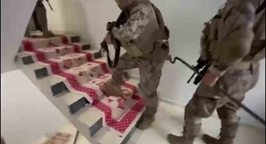 Adana'da çelik yelek ve silahlar ele geçirildi