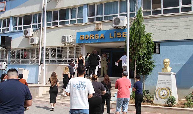 Adana'da sınava geç kalan öğrencileri polis yetiştirdi