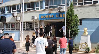 Adana'da sınava geç kalan öğrencileri polis yetiştirdi