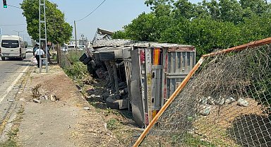 Adana'da zincirleme kazada tır narenciye bahçesine devrildi