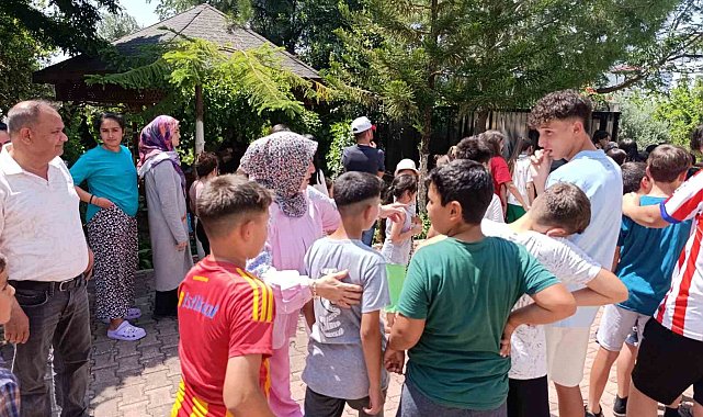 Adanalı çiftin bayram geleneği sürüyor: Yüzlerce çocuğa harçlık verdiler