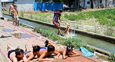Adanalı çocukların yaz tatili: Kanaletlerde yüzüyor, kaldırımda güneşleniyorlar