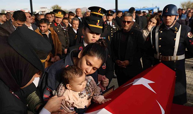 Adanalı şehidin eşi, düğün fotoğraflarını minik kızıyla çektirdi