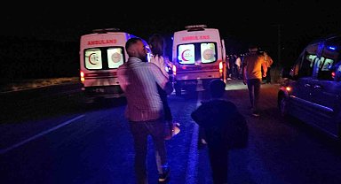 Adilcevaz'da hafif ticari araç, traktöre çarptı: 7 yaralı